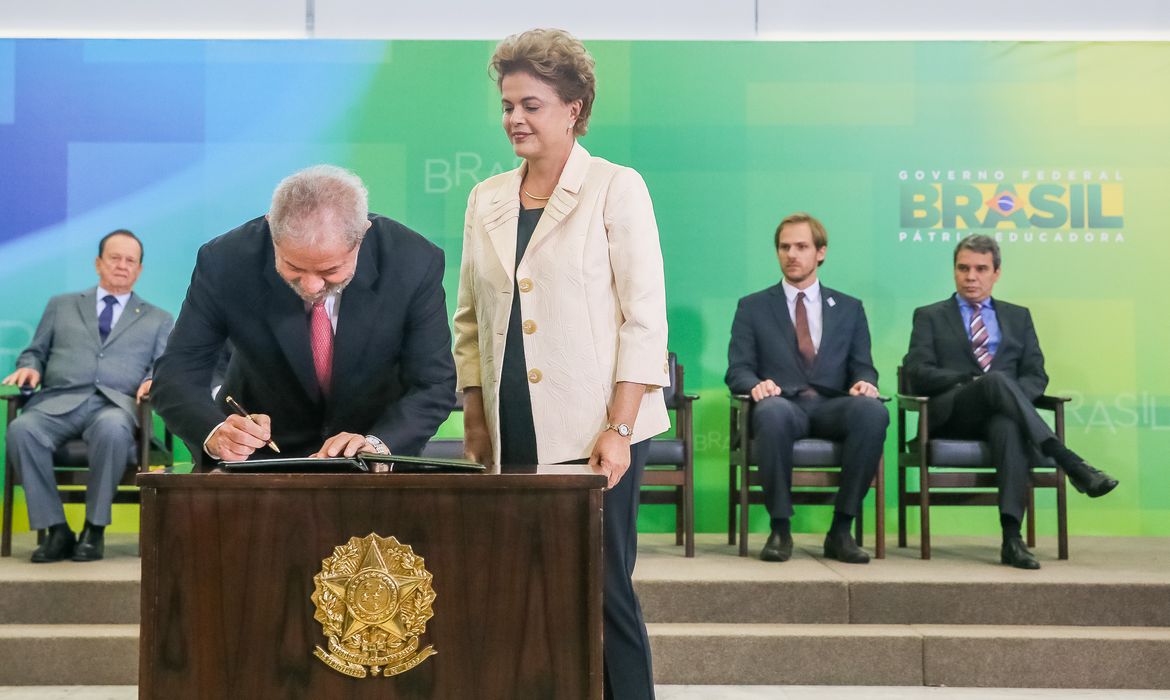 Brasília - Presidenta Dilma Rousseff dá posse aos novos ministros da Casa Civil, Luiz Inácio Lula da Silva; da Justiça, Eugênio Aragão; da Secretaria de Aviação Civil, Mauro Lopes; e ao chefe do Gabinete Pessoal da Presidenta da República,