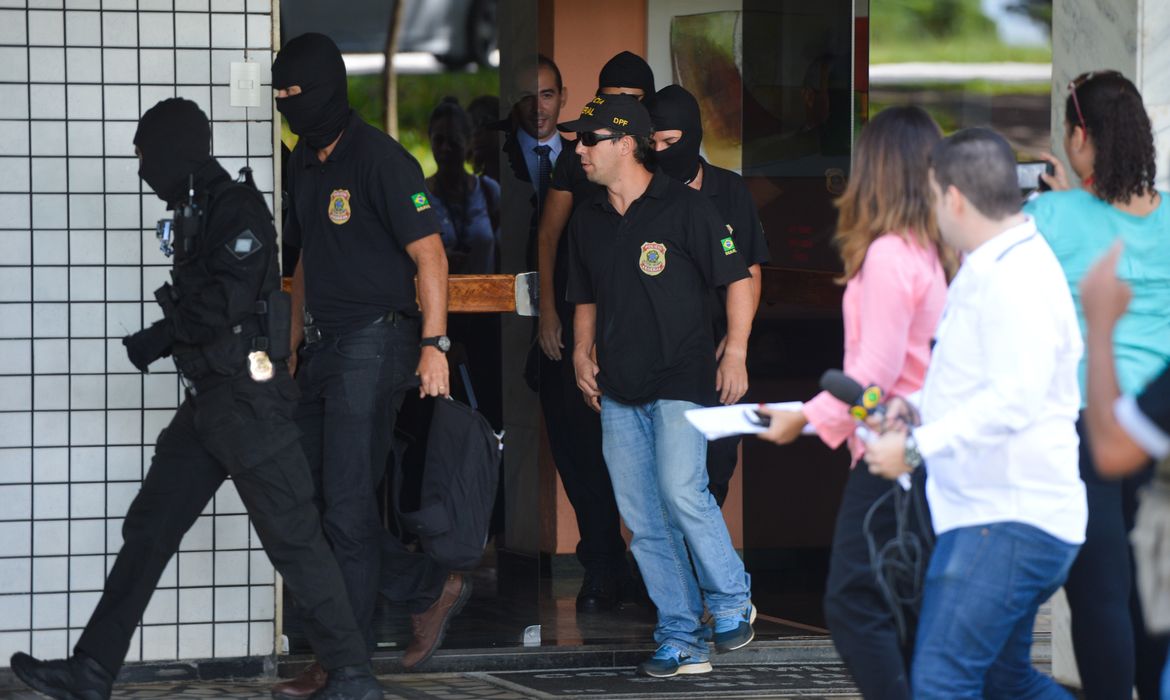 Polícia Federal faz operação em um prédio residencial da quadra 104, na Asa Norte, em Brasília (Wilson Dias/Agência Brasil)