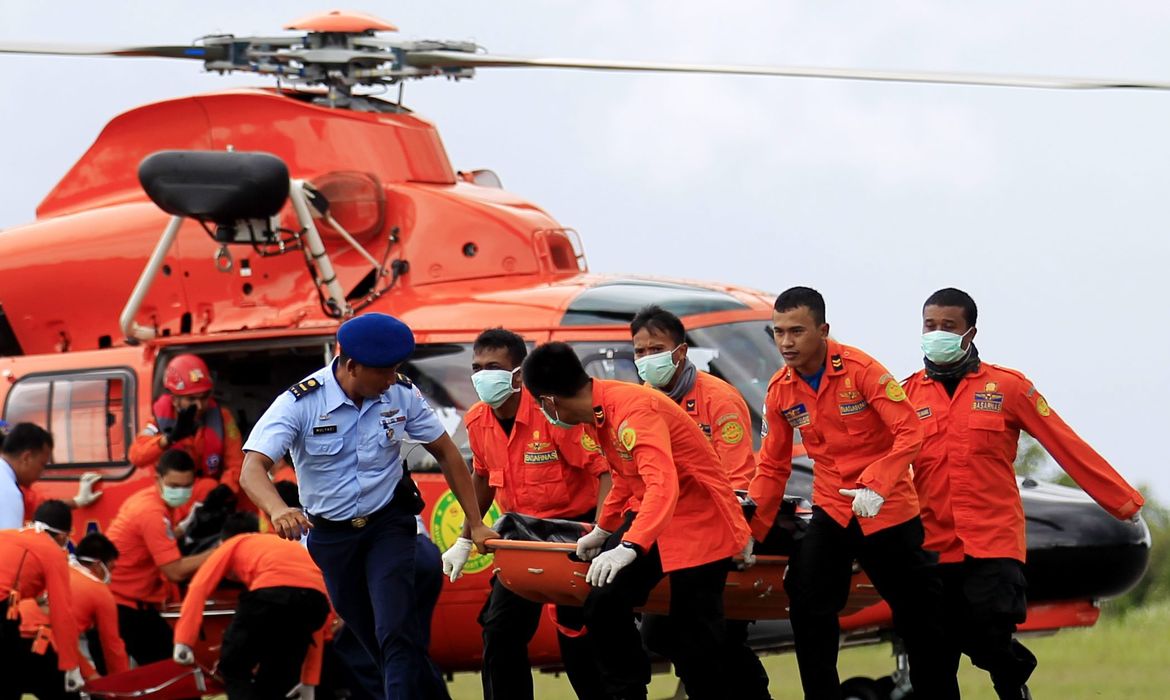Bombeiros resgatam corpos de vítimas do acidente com avião da AirAsia