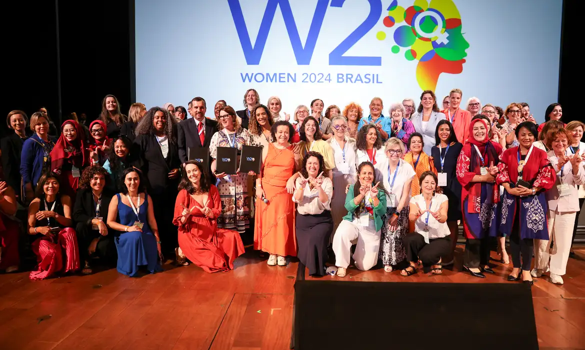 Rio de Janeiro (RJ), 01/10/2024 – Grupo de estudos do W20 e autoridades durante o evento Women 20, no Theatro Municipal do Rio de Janeiro, no centro da capital fluminense. Foto: Tomaz Silva/Agência Brasil