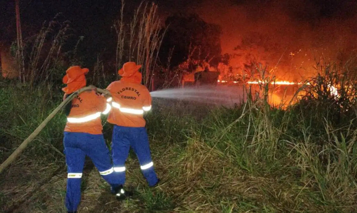 Alvorada do Oeste (RO), 22.08.2024 - Força-Tarefa do Corpo de Bombeiros combate incêndios florestais em Alvorada do Oeste em Rondônia. Foto: CBMRO/Divulgação