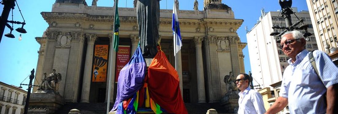 O projeto de lei que permite o casamento entre pessoas do mesmo sexo foi aprovado por 23 de 31 votos no Senado uruguaio