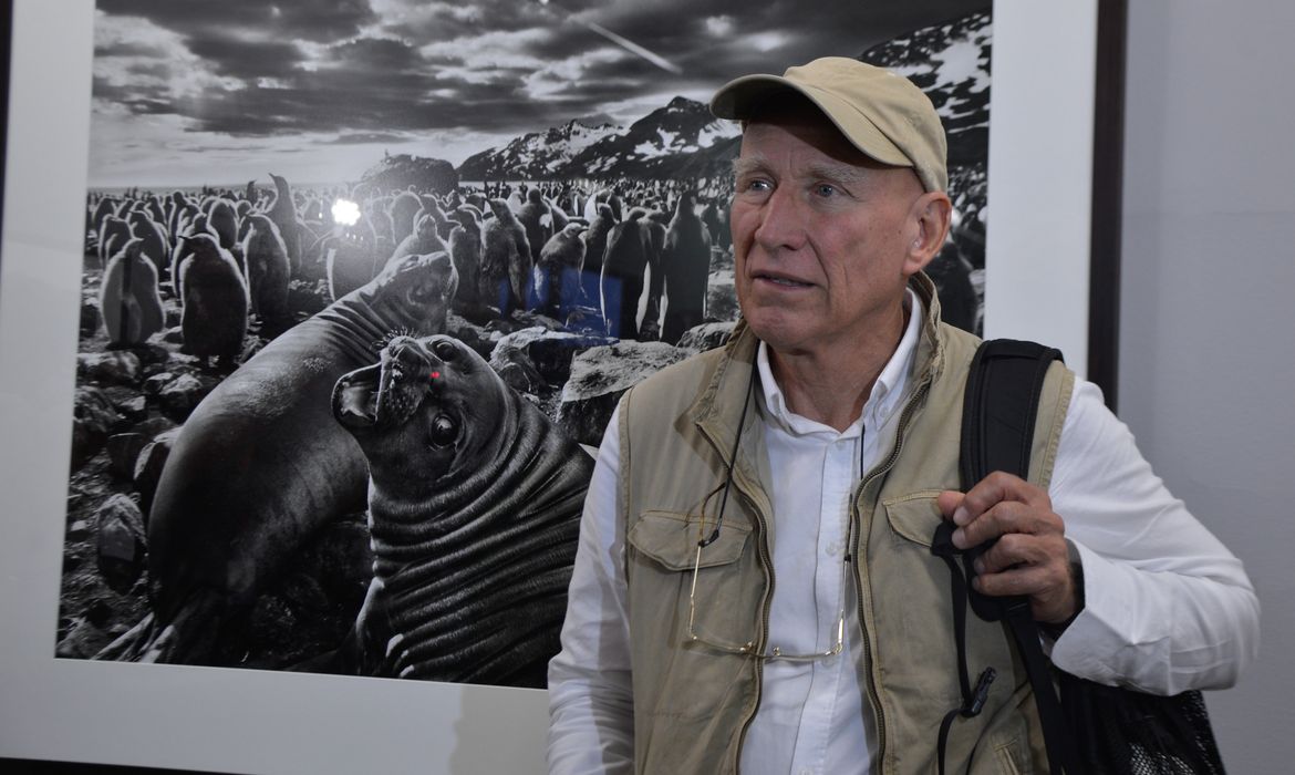 Sebastião Salgado explicar a exposição Genesis. São 245 fotografias, divididas em cinco seções geográficas, que revelam montanhas, desertos, florestas, tribos, aldeias, animais (Valter Campanato/Agência Brasil)