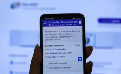 Brasília (DF), 14/05/2025 - Aposentada Neide Maria, recebeu o aviso no APP meu INSS, que teve desconto associativo nos últimos 5 anos.
A partir desta quarta-feira (14), os aposentados e pensionistas do Instituto Nacional do Seguro Social (INSS) podem requerer a devolução de valores descontados indevidamente nos últimos anos. O pedido deve ser feito por meio do aplicativo Meu INSS, pelo site de mesmo nome ou pelo telefone 135.
Foto: Joédson Alves/Agência Brasil