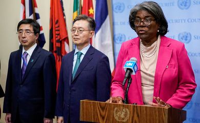 A embaixador dos EUA na ONU, Linda Thomas-Greenfield, se pronuncia após reunião do Conselho de Segurança da ONU. REUTERS/Eduardo Munoz