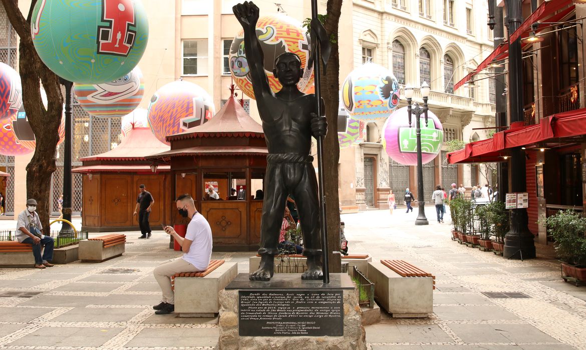 Monumento a Zumbi dos Palmares, do artista plástico José Maria Ferreira dos Santos, na praça Antônio Prado, Sé.