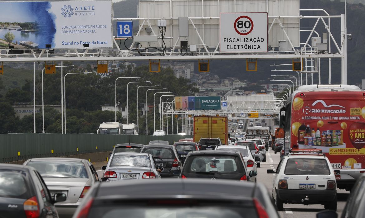 Trânsito de veículos para viagens de fim de ano na Ponte Rio-Niterói.