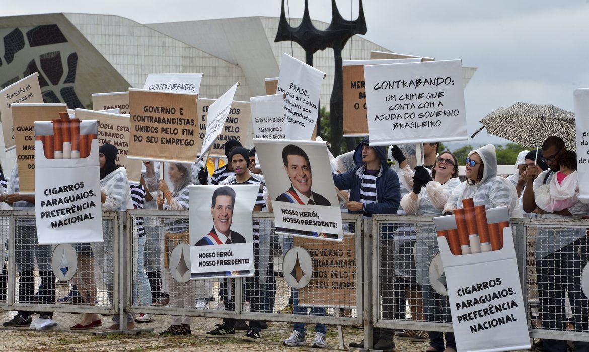 Brasília - Manifestantes  protestam em frente ao Palácio do Planalto contra o crime de contrabando. A manifestação ocorre no Dia Nacional de Combate ao Contrabando (Antonio Cruz/Agência Brasil)