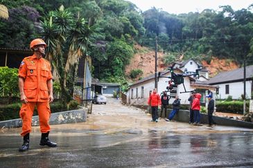 Nossos militares seguem na missão de resgate em Petrópolis na tarde deata segunda-feira (21.03).     Na Rua Washington Luis, no Centro, houve deslizamento de terra e desabamento de imóveis.