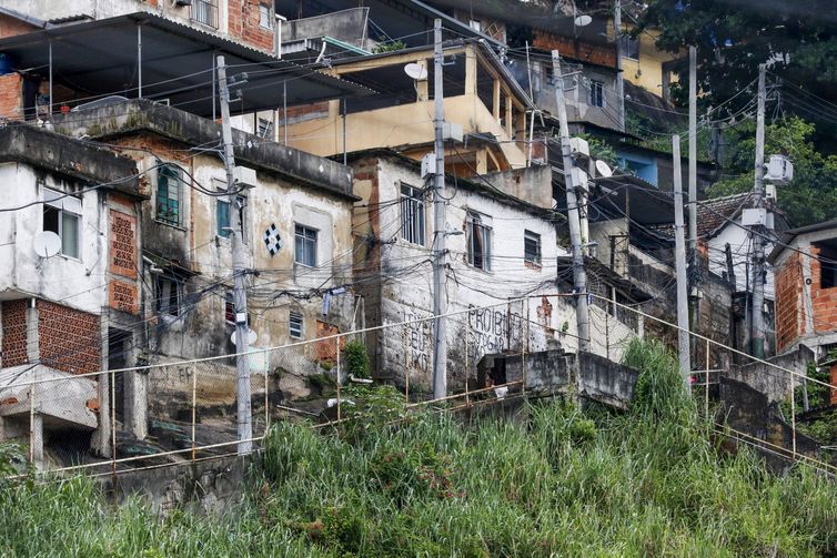 Rio de Janeiro (RJ) 26/03/2024 – Grades de proteção na encosta do Morro do Andaraí, atendido pelo programa Favela Bairro, que completa 30 anos. Foto: Fernando Frazão/Agência Brasil