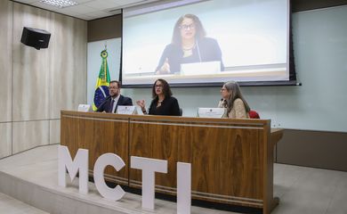 Brasília (DF), 23/08/2023, Cientistas do Instituto Nacional de Pesquisas Espaciais (Inpe), unidade de pesquisa do Ministério da Ciência, Tecnologia e Inovação (MCTI), apresentam o estudo que aponta aumento significativo nas emissões de carbono na Amazônia entre 2019 e 2020. Na mesa: O Coordenador-Geral de Ciências da Terra do INPE-MCTI, Gilvan Sampaio de Oliveira, a Ministra de Tecnologia e Inovação, Luciana Santos, e a pesquisadora do INPE-MCTI, Luciana Gatti. Foto: Antônio Cruz/Agência Brasil