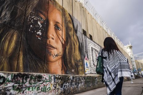 Grafites de uma ativista palestino Ahed Tamimi são vistos no Muro da Cisjordânia em Belém, na Palestina, em 28 de dezembro de 2022. (Foto: Beata Zawrzel/NurPhoto)
