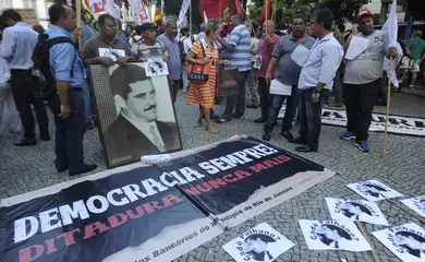 Rio de Janeiro - Passeata de estudantes, movimento sociais, sindicais e partidos de esquerda em repúdio ao golpe militar de 1964 percorre a Avenida Rio Branco para cobrar justiça pelas vítimas da ditadura e punição aos torturadores.