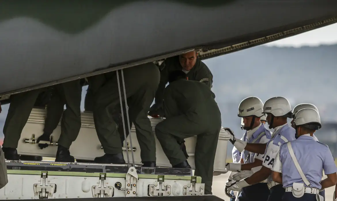 São Paulo (SP) 13/08/2024 - A Força Aérea Brasileira (FAB) inicia o transporte das urnas funerárias de vítimas do acidente aeronáutico registrado em Vinhedo (SP). Em nota, a corporação informou que o destino das urnas funerárias é o aeroporto de Cascavel, no Paraná.
O translado será feito com a aeronave KC-390 Millennium, operada pelo Primeiro Esquadrão do Primeiro Grupo de Transporte - Esquadrão Gordo, com decolagem prevista para as 15h, partindo da Base Aérea de São Paulo.
Foto: Paulo Pinto/Agência Brasil