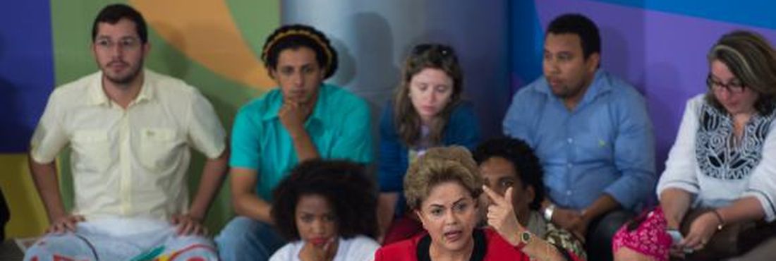 Dilma recebe apoio dos movimentos sociais e volta defender a democracia 
