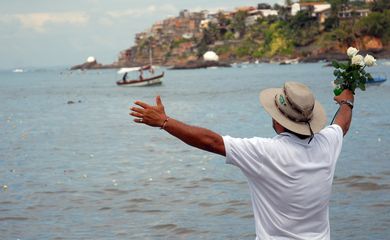 Festejos a Iemanjá levam devotos do Candomblé à Praia do Rio Vermelho, em Salvador