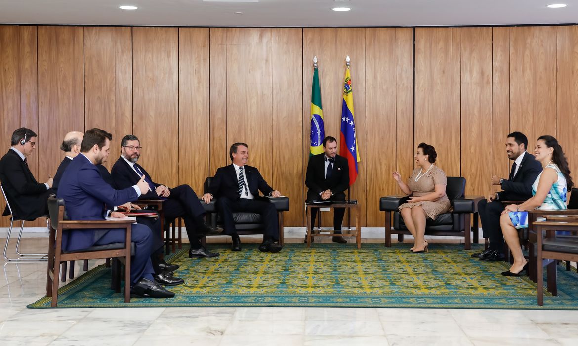 O presidente Jair Bolsonaro recebe cartas credenciais da embaixadora da República Bolivariana da Venezuela, María Teresa Belandria Expósito, em cerimônia no Palácio do Planalto.