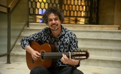 O músico Thiago Delegado participa do Encontro do Violão Brasileiro, no Centro Cultural do Banco do Brasil no Rio de Janeiro