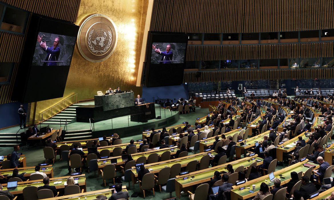O embaixador de Israel nas Nações Unidas, Gilad Erdan, fala em uma sessão especial de emergência da Assembleia Geral das Nações Unidas sobre o conflito em curso entre Israel e o Hamas na sede da ONU em Nova York, EUA, em 26 de outubro de 2023. REUTERS/Mike Segar