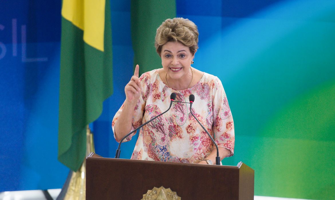Brasília - A presidenta Dilma Rousseff sanciona a lei que dispõe sobre a atividade do lotérico, em cerimônia no Palácio do Planalto (Fabio Rodrigues Pozzebom/Agência Brasil)