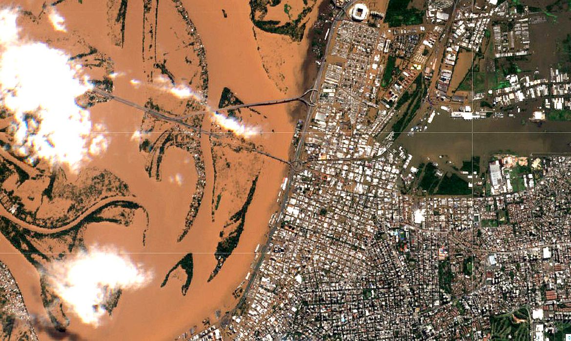 CHUVAS NO RS - FIOCRUZ -  Fotos de satélite divulgada pela Fiocruz mostra o Rio Guaiba (e) e a área metropolitana de Porto Alegre (d). Foto: ICICT/Fiocruz