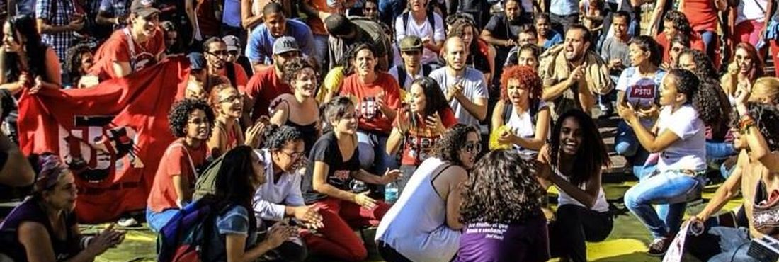 Manifestantes fazem ato lúdico em Belo Horizonte
