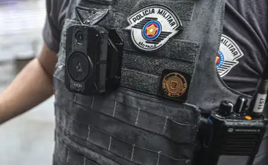 São Paulo (SP), 05/12/2024 - Detalhe de câmera de segurança em policial durante ato contra violência policial, em frente ao teatro municipal de são Paulo, praça Ramos de Azevedo . Foto: Paulo Pinto/Agência Brasil