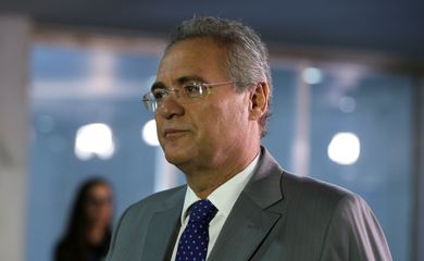 Brasília - Renan Calheiros chega ao Senado para reunião com a mesa diretora (Marcelo Camargo/Agência Brasil)