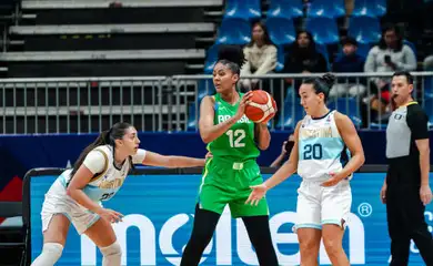 Santiago, 28/06/2025 - Jogadora da seleção brasileira, Damiris Dantas (camisa 12), a cestinha da partida, ataca a marcação de duas argentinas, durante partida contra o time da Argentina, na Americup feminina de basquete. Foto: FIBA/Divulgação