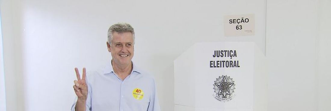 Rodrigo Rollemberg (PSB) vota no segundo turno da disputa pelo governo do DF.
