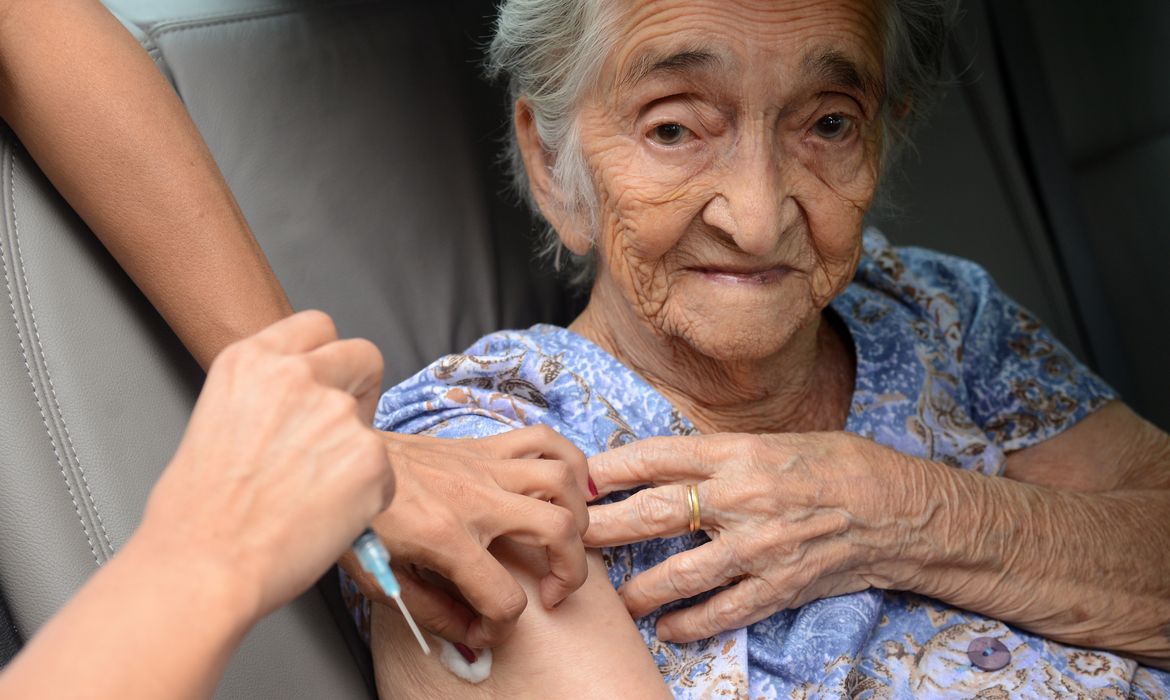 Brasília - Ana Joaquina de Oliveira, de 102 anos, foi levada pela filha para receber a vacina no Drive Thru do Hospital Regional da Asa Norte no Dia D de mobilização contra a gripe (Elza Fiuza/Agência Brasil)

