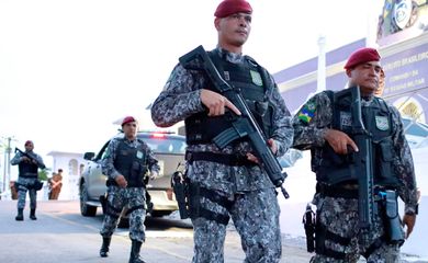 Membros da Força Nacional patrulham uma rua durante uma greve da polícia militar em Fortaleza