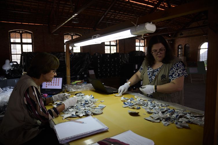 Artefatos arqueológicos encontrados em escavações na zona portuária estão em inventário no Laboratório Aberto de Arqueologia Urbana, na Gamboa