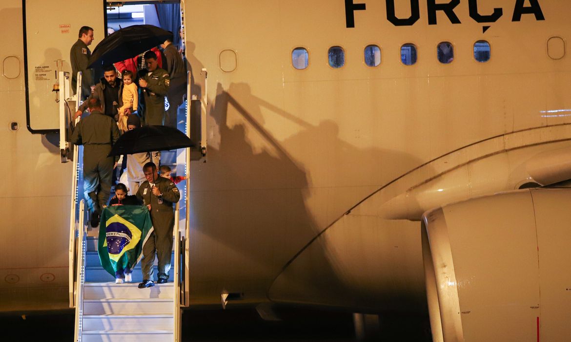 Brasília (DF) 11/12/2023 – A Operação Voltando em Paz, do Governo Federal, cumpre mais uma missão de repatriação de brasileiros, tinha a bordo, 48 passageiros repatriados da Faixa de Gaza.
Foto: Antonio Cruz/Agência Brasil