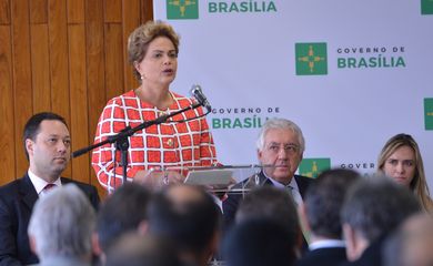 Brasília - A presidenta Dilma Rousseff participa de cerimônia de assinatura do decreto que beneficia pequenos empreendedores nas contratações do governo federal, no Palácio do Buriti (Antonio Cruz/Agência Brasil)