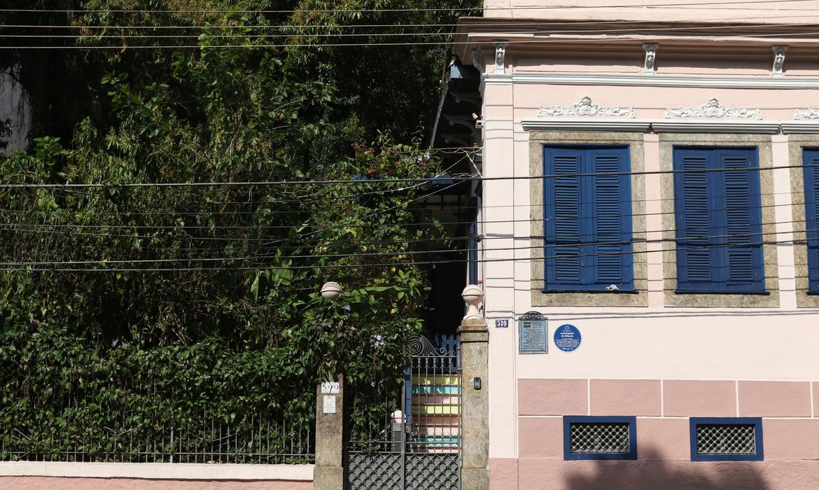 Casa onde morou Austregésilo de Athayde, imortal da Academia Brasileira de Letras, no Cosme Velho, zona sul da cidade. O projeto Circuito da Literatura sinalizará o endereço com as tradicionais plaquinhas azuis do Patrimônio Cultural.