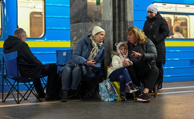 Pessoas se abrigam em estação de metrô durante ataque de mísseis russos em Kiev