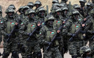 FILE PHOTO: Palestinian Hamas militants take part in a rally marking the 31st anniversary of Hamas' founding, in Gaza City December 16, 2018. REUTERS/Ibraheem Abu Mustafa/File Photo