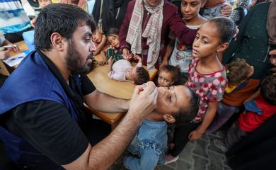 Palestina- 01/09/2024 Crianças palestinas são vacinadas contra a poliomielite, em um centro de saúde das Nações Unidas em Deir Al-Balah, no centro da Faixa de Gaza.  REUTERS/Ramadan Abed