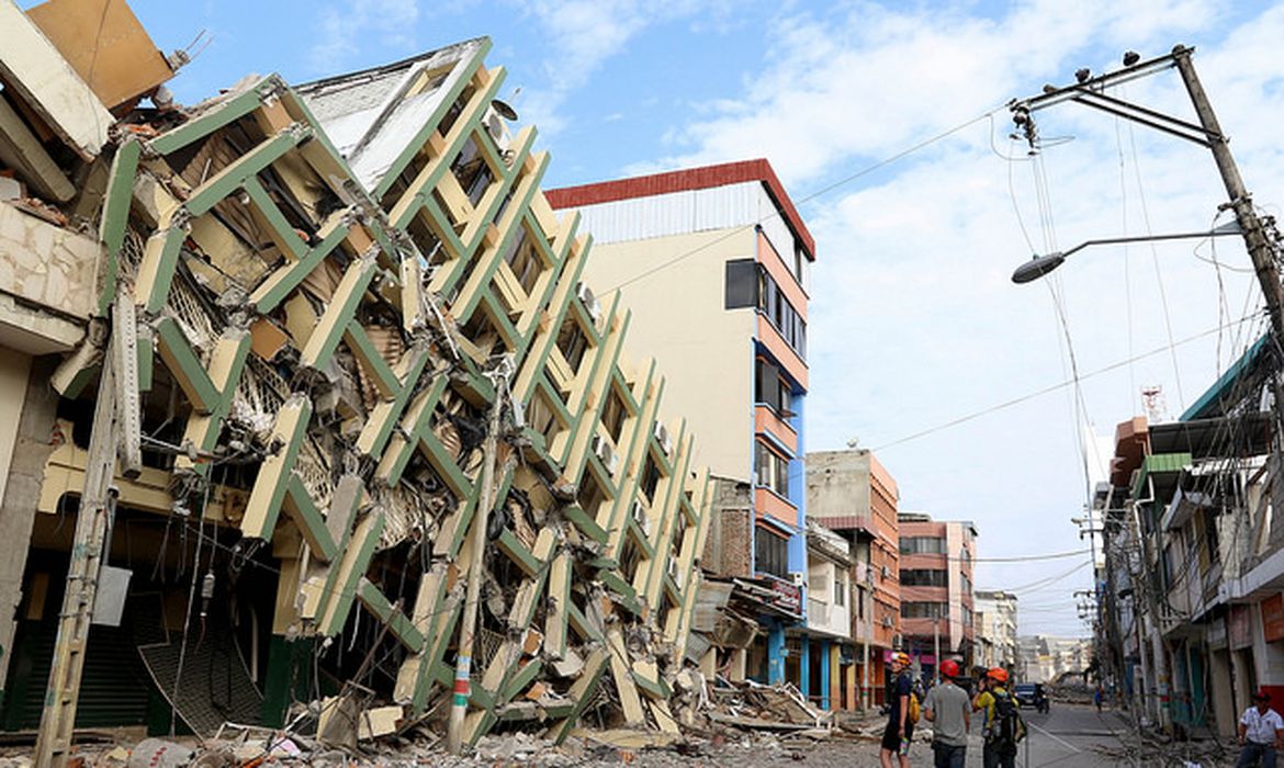 Prédios inteiros de Portoviejo, capital da província de Manabi, foram destruídos pelo terremoto que assolou cidades costeiras do Equador no dia 16 de abril