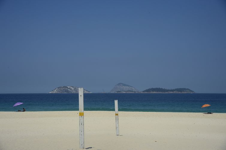 Praia de Ipanema, zona sul da cidade. Rio inicia hoje(26) feriadão de 10 dias para tentar conter aumento dos casos de Covid-19.