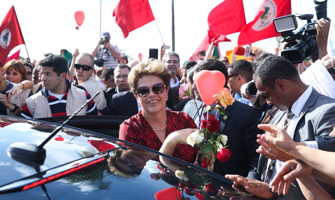Brasília - Ex-presidenta Dilma Rousseff recebe flores de militantes ao deixar o Palácio da Alvorada com destino à Base Aérea de onde embarcará em avião da FAB para Porto Alegre (Wilson Dias/Agência Brasil)