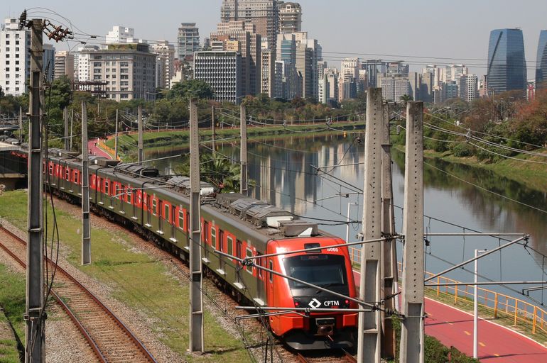 Trem da Companhia Paulista de Trens Metropolitanos - CPTM na Marginal Pinheiros.