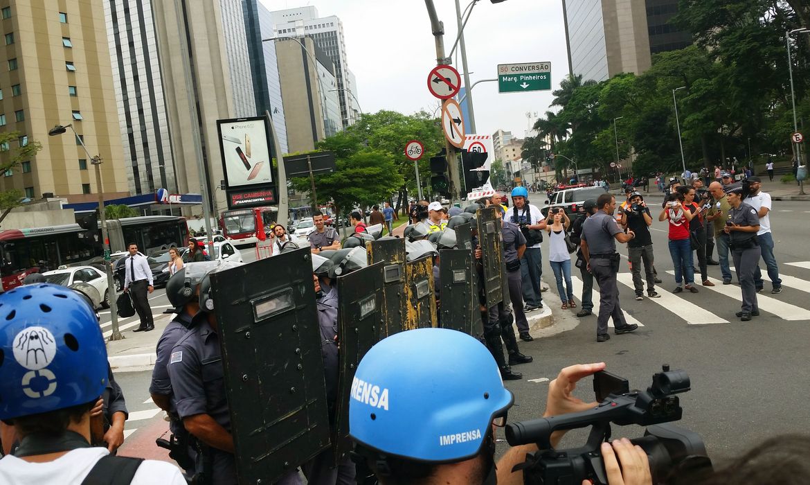 São Paulo - A Polícia Militar reprimi a manifestação de universitários da USP, com bombas de feito moral e gás lacrimogêneo, os estudantes protestavam na Avenida Paulista (Foto repórter - Fernanda Cruz/Agência Brasil)
