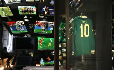 São Paulo (SP), 30/09/2024 - Museu do futebol faz a instalação de duas novas camisas na exposição. A camisa da seleção feminina de futebol assinada pelas jogadoras que foram prata nas Olimpíadas de Paris 2024 e a camisa do Cosmos usada por Pelé no jogo de despedida nos EUA em 1997. Foto: Paulo Pinto/Agência Brasil