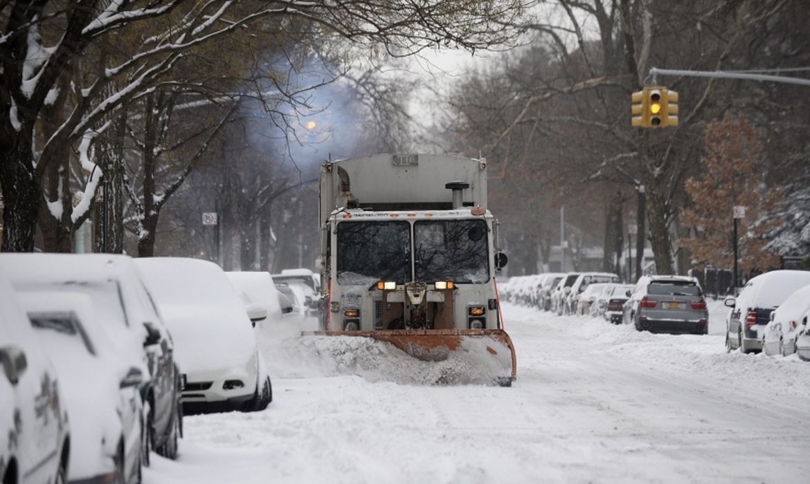 Cidades norte-americanas registram níveis históricos de neve