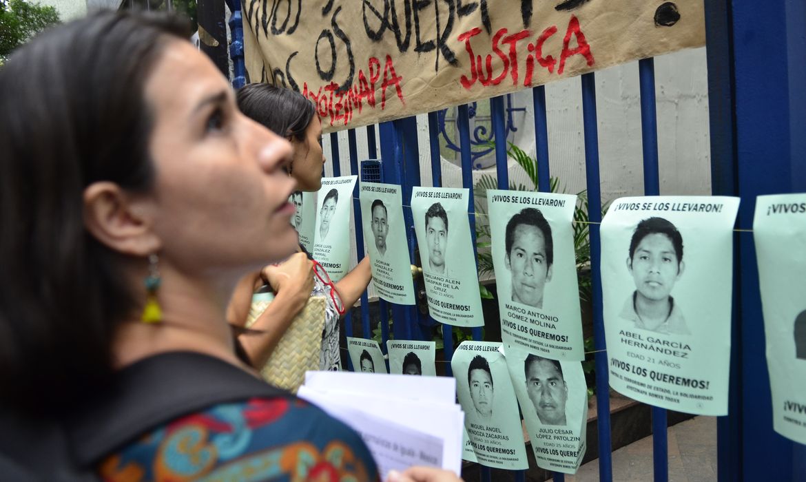 Manifestação em frente ao Consulado Mexicano no Rio. Estudantes  se reuniram para protestar e exigir que o governo do México investigue os responsáveis pelo desaparecimento de 43 estudantes (Tomaz Silva/Agência Brasil)