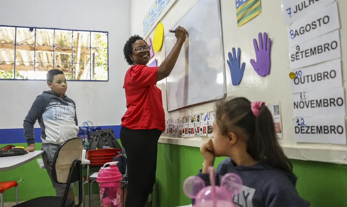 Luziânia (GO), 31/10/2024 - A professora Paula Janaína com alunos da educação inclusiva  do Colégio Municipal Professora Ilka Meireles. Foto: Marcelo Camargo/Agência Brasil