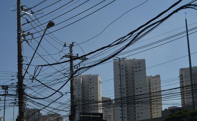 São Paulo - As agências Anatel e Aneel notificaram as operadoras Claro, Oi, TIM e Vivo para regularizarem suas instalações em postes de eletricidade da AES Eletropaulo