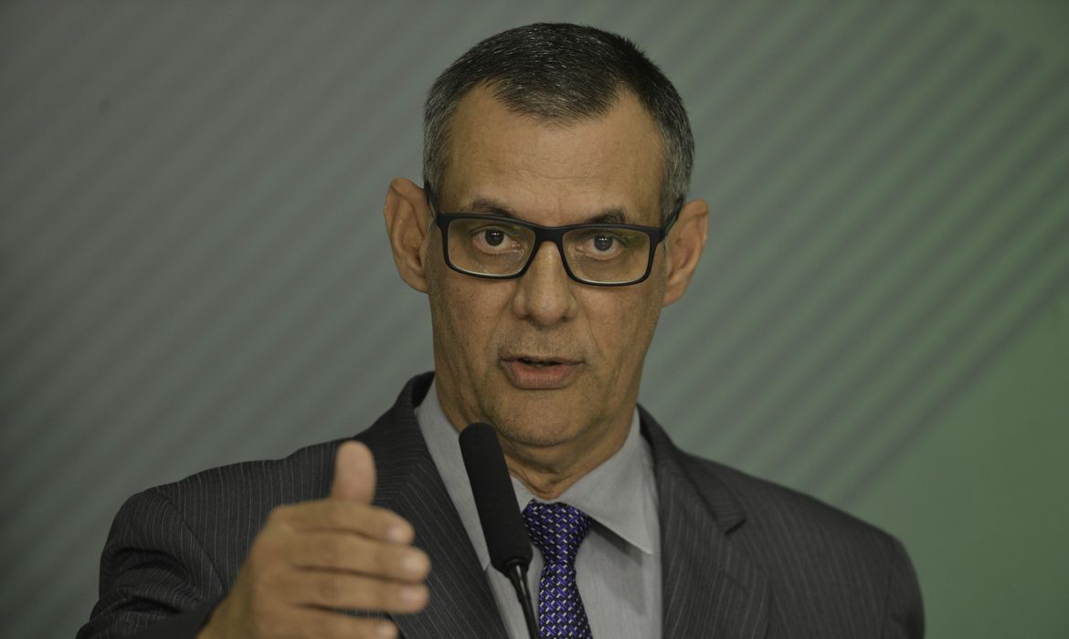O porta-voz da Presidência da República, Otávio Rêgo Barros, fala à imprensa, no Palácio do Planalto.